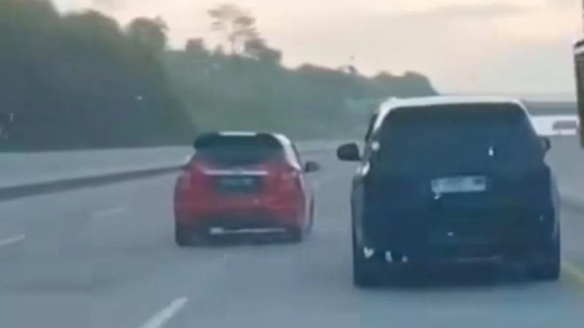Video Viral Kejar-kejaran Polisi dan Buronan Pembunuhan di Garut, Mobil Pelaku Ringsek Terbalik (Istimewa)