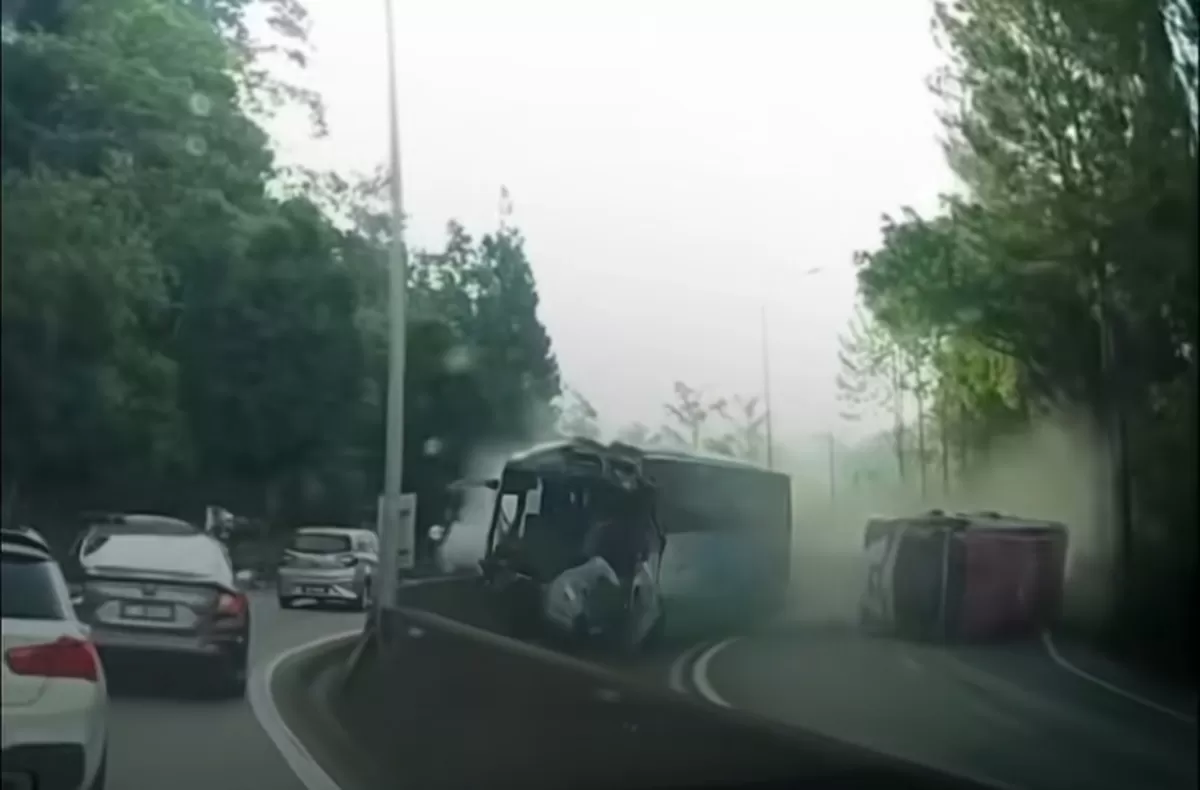 Rekaman Detik-detik Bus Wisata yang mengangkut wisatawan asal Nepal terguling di Malaysia.  (Dok. Net)
