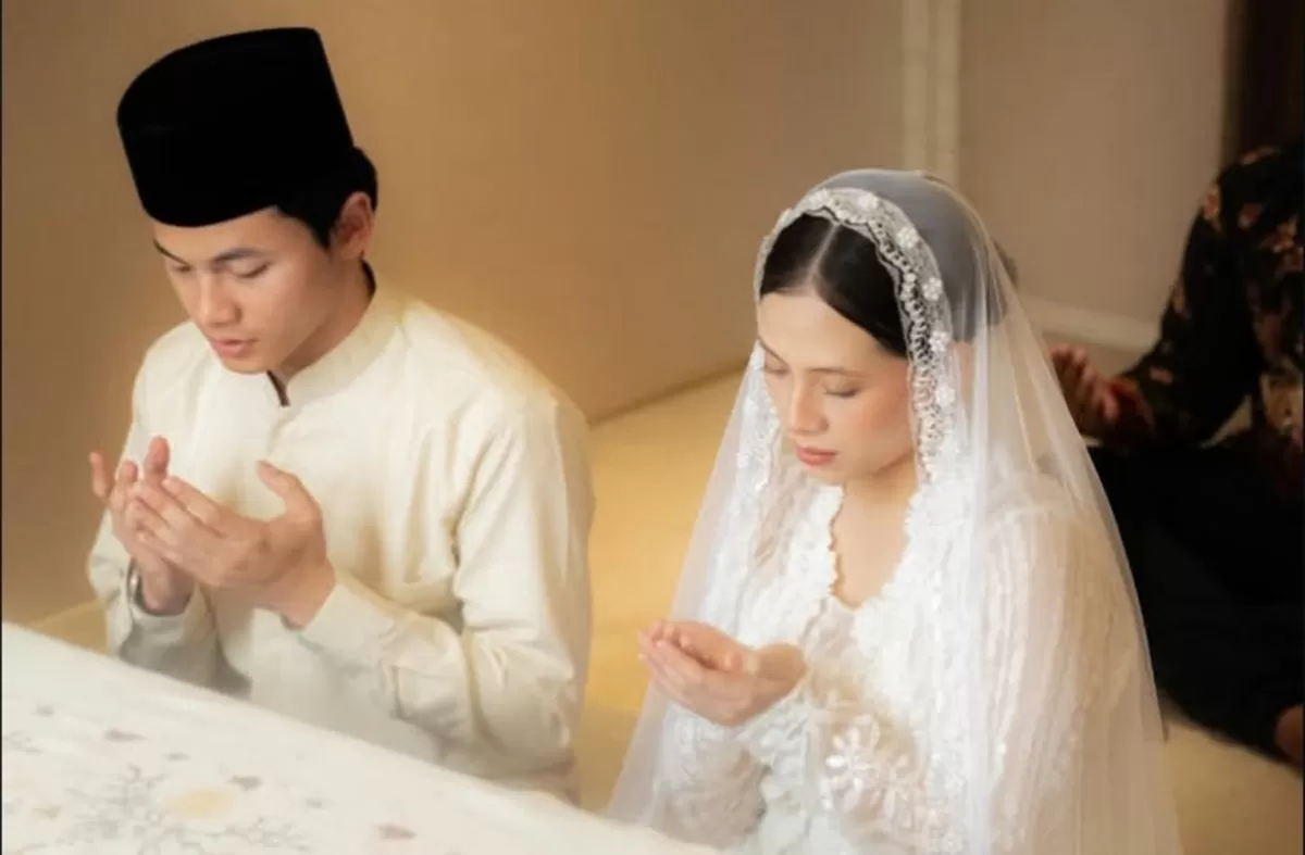 Moment Ijab Kabul Adhisty Zara dengan Tsaqib yang telah resmi jadi suami istri.  (Dok. Instagram/adhistyzara)