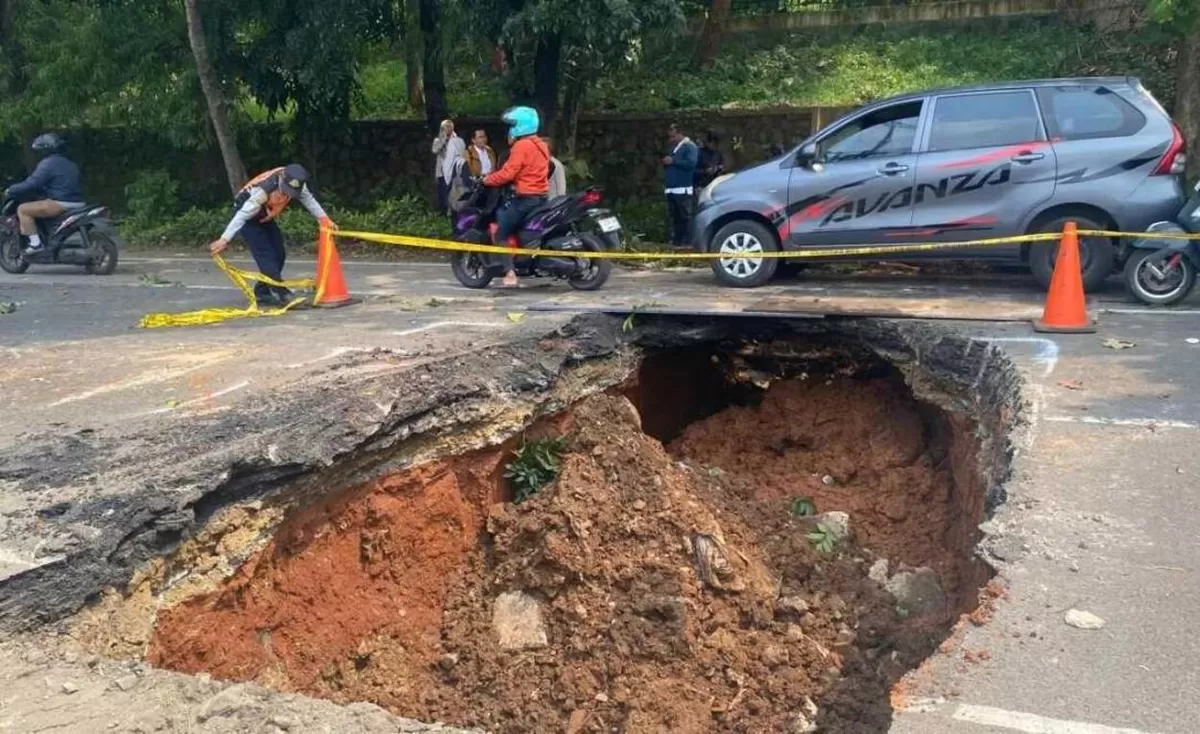 Imbas Jalan Amblas, Jalur Lenteng Agung Ditutup Sementara (Dok. ANTARA)