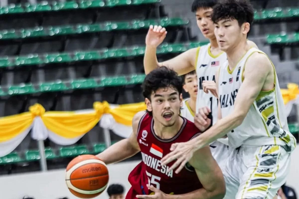 Pebasket timnas bola basket U18 Indonesia Steven Sebastian dalam pertandingan FIBA U18 Asia Cup SEABA Qualifiers 2026 melawan Thailand. (Asosiasi Olahraga Provinsi Krabi/BSAT)