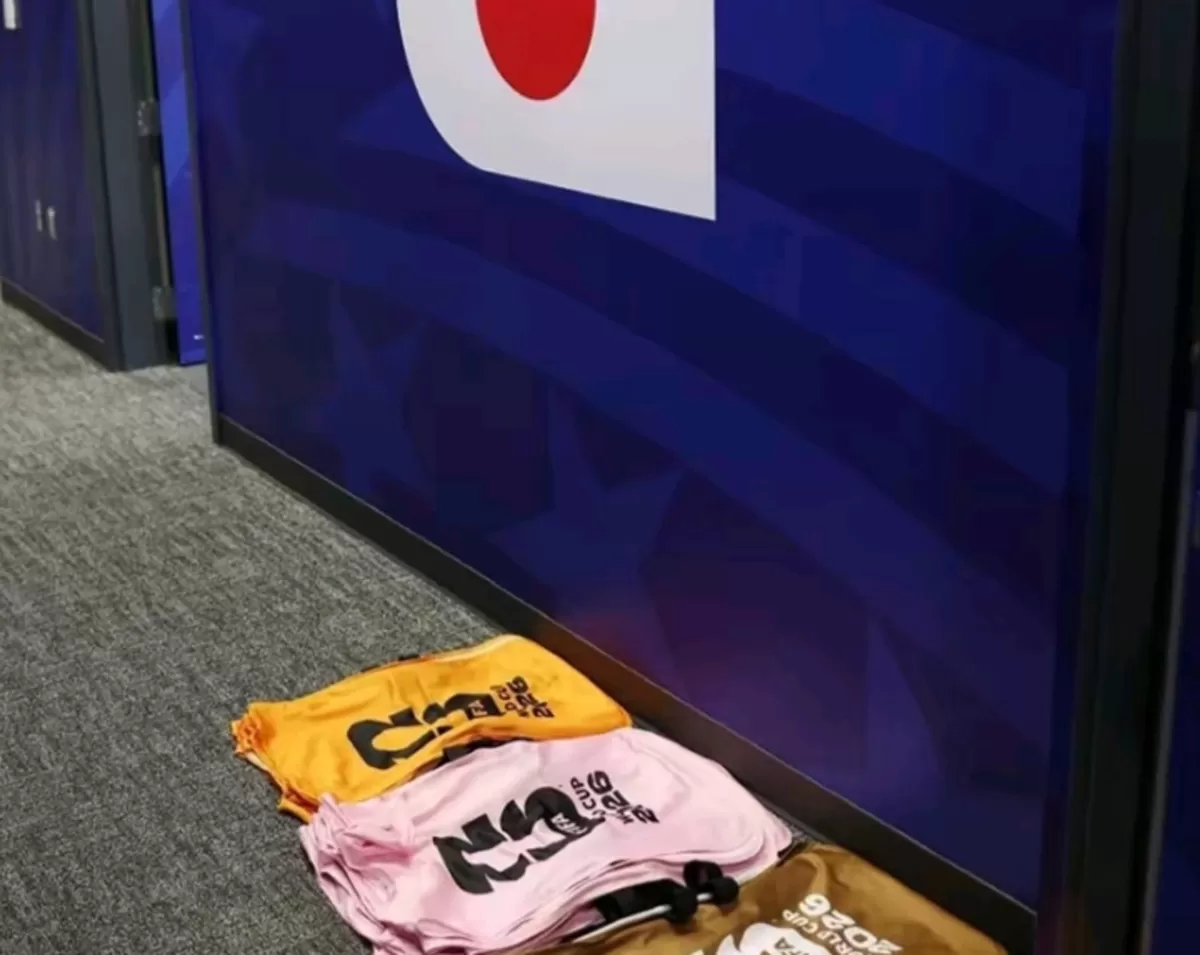 Timnas Jepang tunjukan kedisiplinan nya lewat melipat jersey usai lawan Belanda (Dok. Ist)
