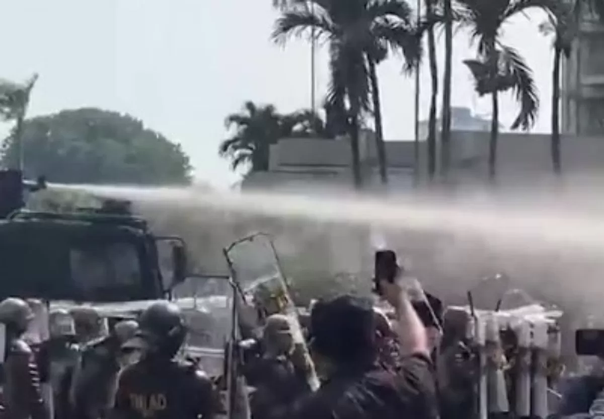 Ricuh Saat Eksekusi Eks Hotel Sultan, Massa Lempari Petugas hingga Water Cannon Dikerahkan (Istimewa)