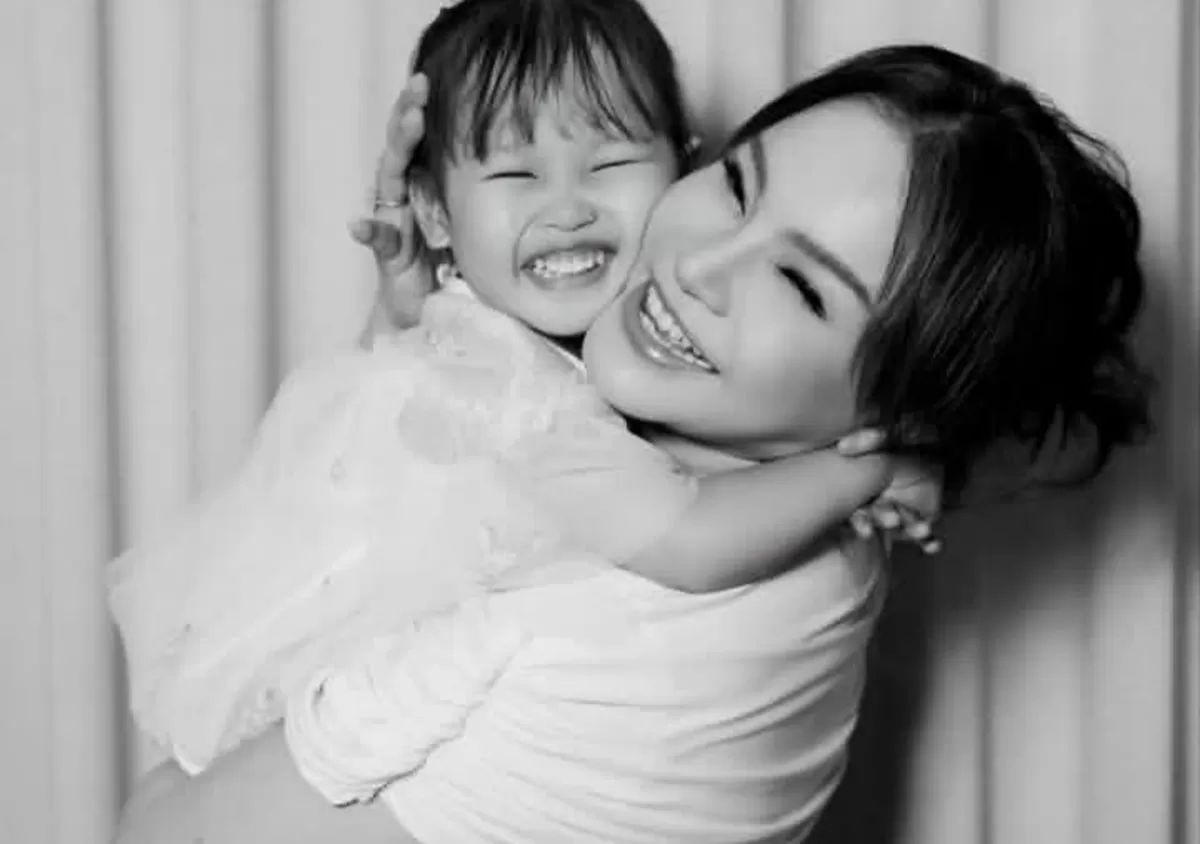 Rossa Perkenalkan Putri Angkatnya Raina Mikayla Almahyra (Dok. instagram/itsrossa910)
