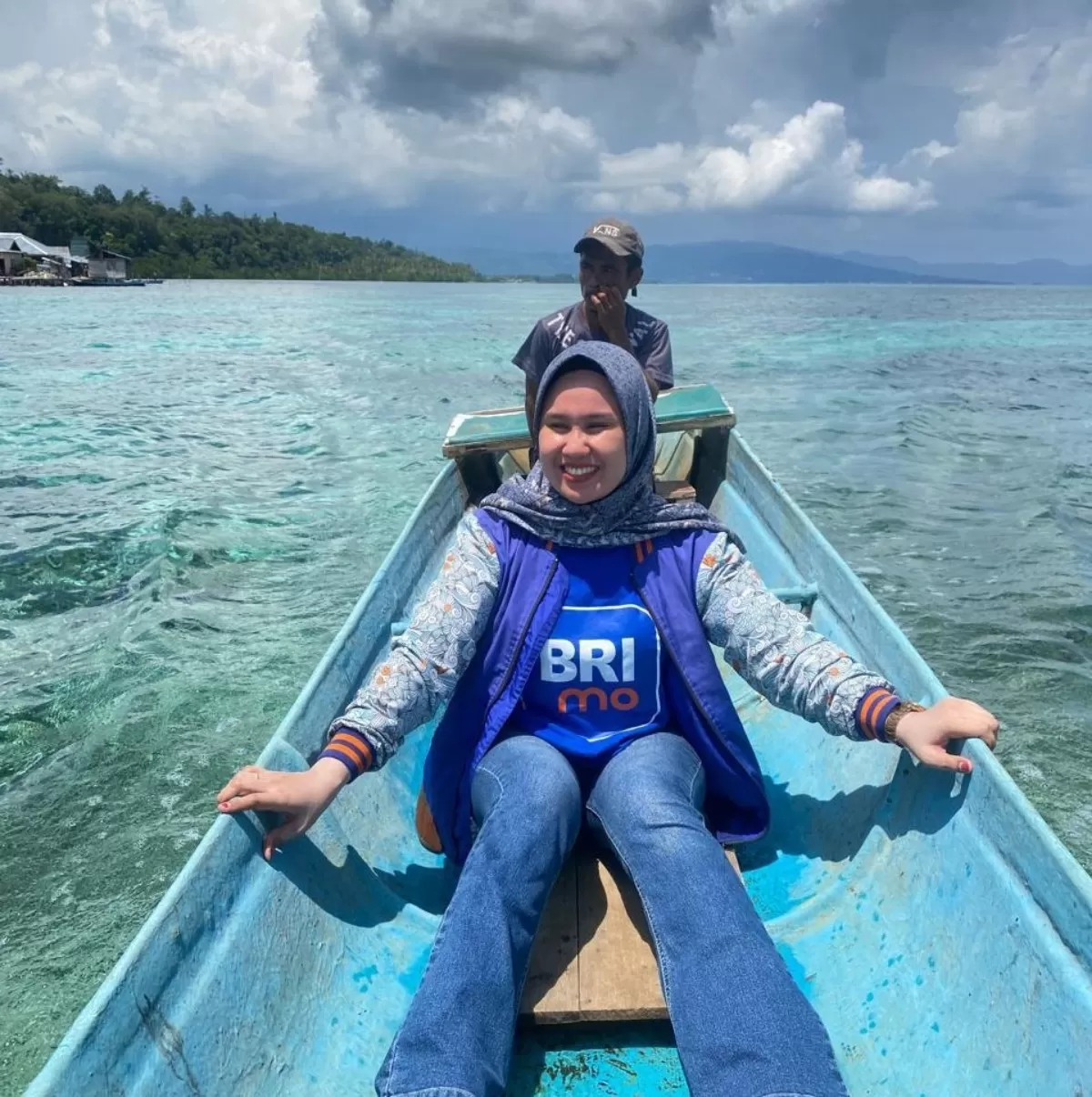Dedikasi Mantri Perempuan BRI Jaga Akses Keuangan di Wilayah Kepulauan Sulawesi Tengah, Rela Terjang Ombak dari Pulau ke Pulau (Dok. BRI)