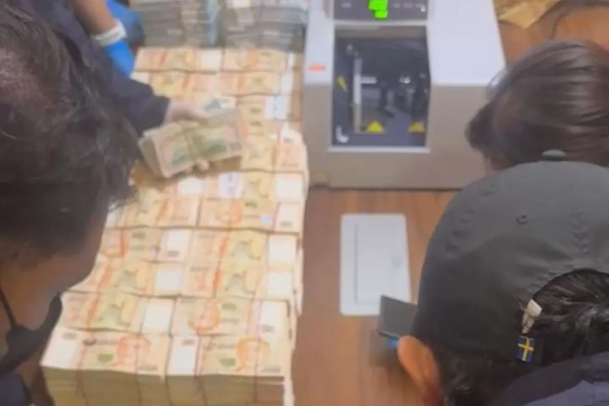 Penampakan tumpukan Mata Uang Asing Dolar AS dan Singapura di Restoran Cipete atas dugaan kasus Korupsi Batu Bara (Dok. Polri)