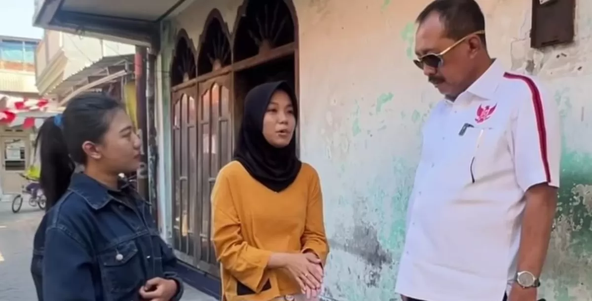 Mahasiswi berprestasi Unesa mengeluhkan perbedaan desil yang sempat jadi kendala mengajukan beasiswa pada Wakil Wali Kota Surabaya Armuji. (Instagram/cakj1)