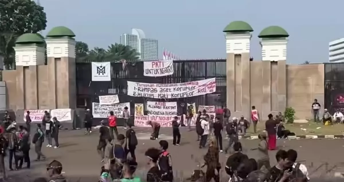 Situasi demo 27 Agustus 2026 di depan Gedung DPR/MPR RI.  (Threads/ilhampid)