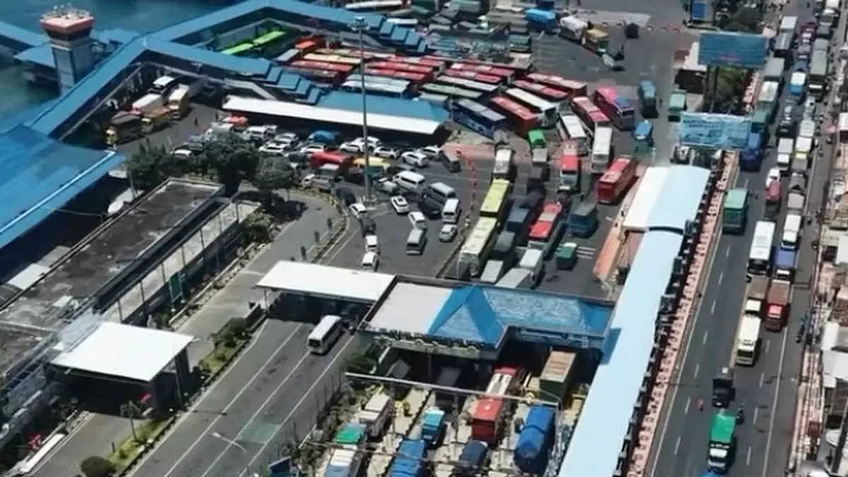 Antrean 7,8 Km Mengular ke Arah Ketapang, Sopir Truk Bikin Arus Lalu Lintas Tersendat (Istimewa)