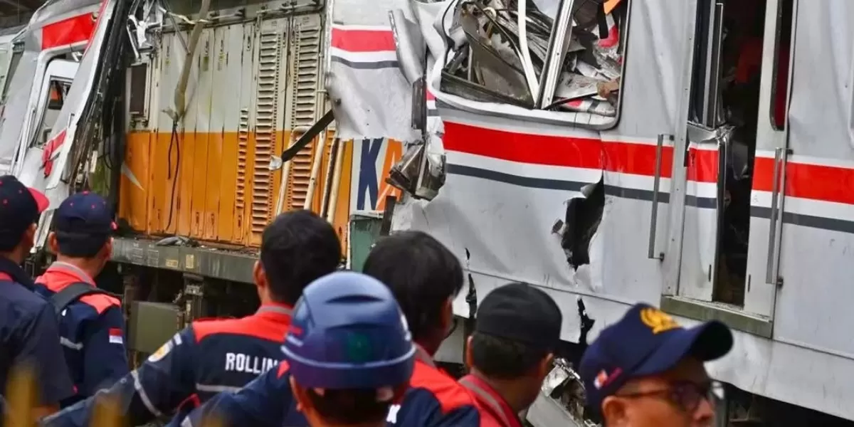 Mengetahui sisi lain penyebab kecelakaan KRL vs KA Argo Bromo di Stasiun Bekasi Timur, ada dugaan masinis yang diduga ragu tarik rem darurat.  (Instagram.com/@infojawabarat)