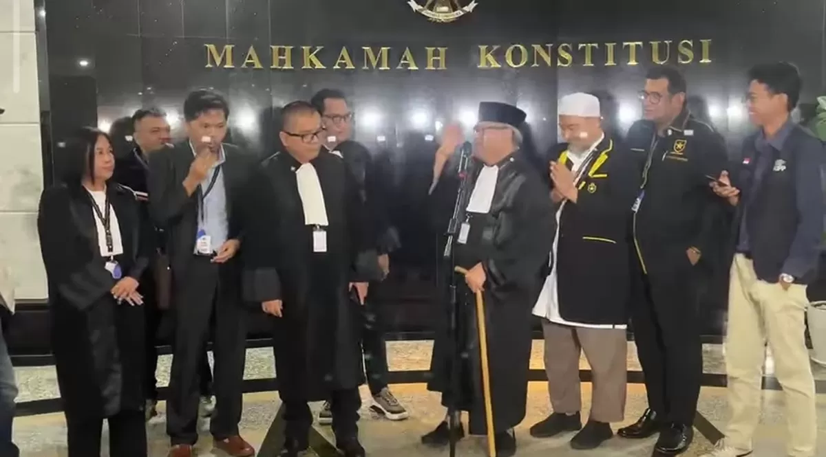 Hakim MK Saldi Isra mengungkap waktu terbit surat keterangan penyetaraan pendidikan Gibran dalam sidang perkara di Mahkamah Konstitusi. (YouTube/ Langkah Update)