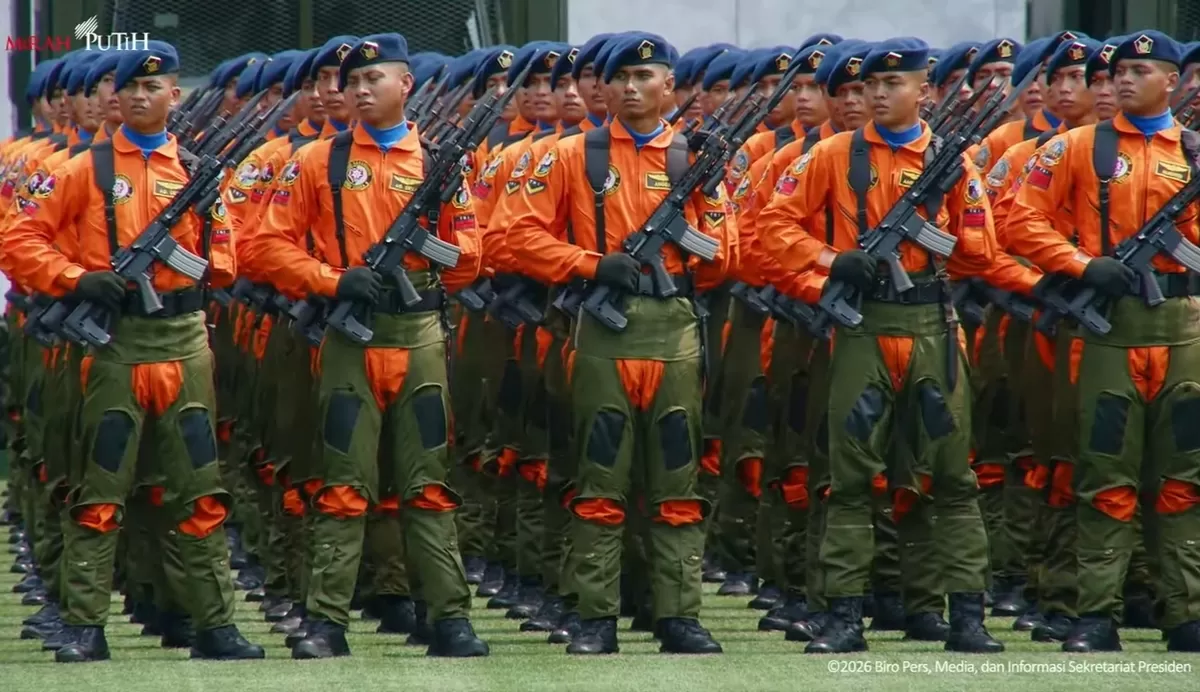 Presiden Prabowo sanjung prajurit TNI yang rela bertaruh nyawa mengevakuasi masyarakat di lokasi bencana alam. (Dok. YouTube/Sekretariat Presiden)