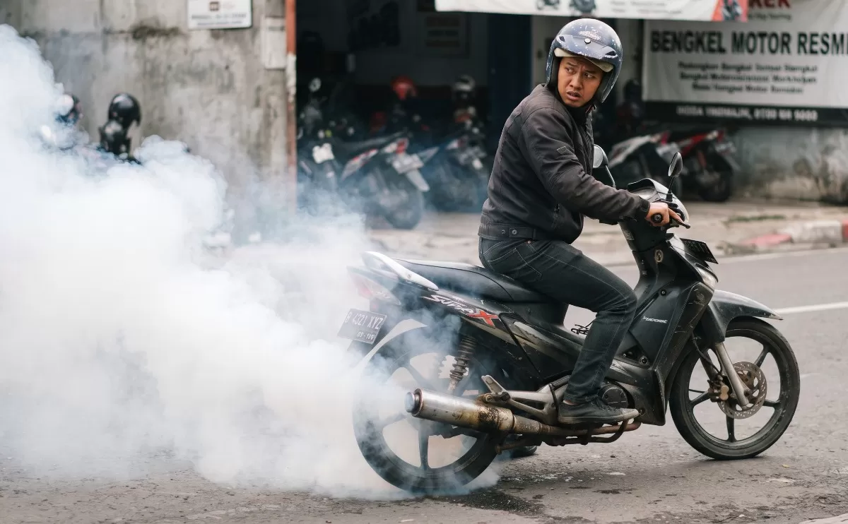 Ilustrasi motor ngebul berasap putih  (foto Promedia)