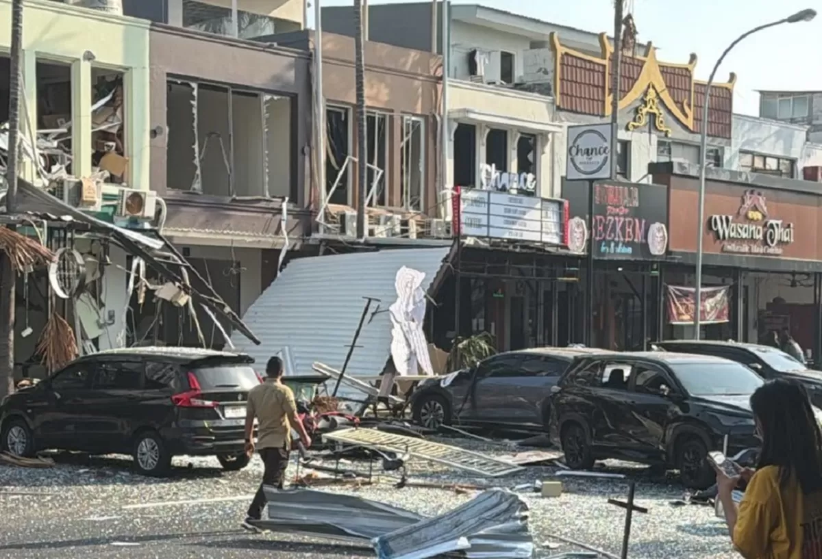 Toko hancur akibat ledakan di Ruko di Pakuwon City, Surabaya, 6 Oktober 2026. (Dok: X/UtomoMongso)