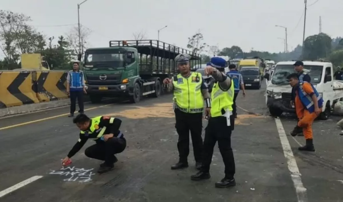 Polisi menangani kecelakaan di Tol Cipularang  (Foto Tribratanews Polda Jawa Barat)