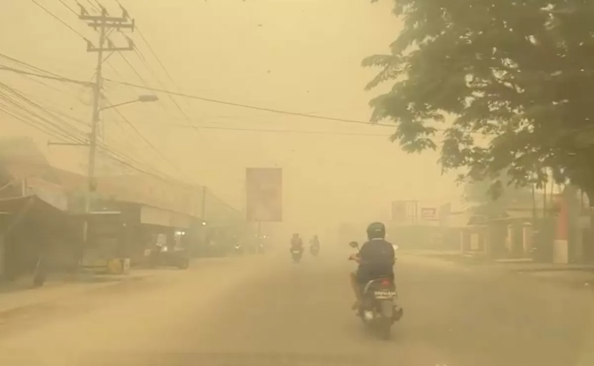 Kondisi Palangka Raya, Kalimantan Tengah, sore ini di tengah kabut asap akibat kebakaran hutan dan lahan.  (Foto: Threads)