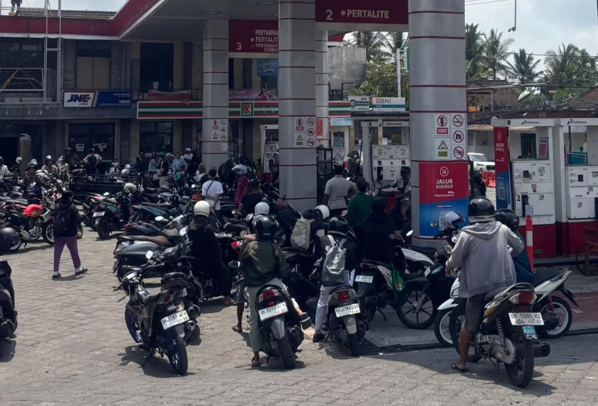 Antrean kendaraan di SPBU Pengosekan saat pasokan BBM masih dinantikan. (Threads/@alfiana***)