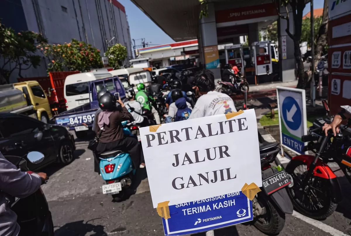 Papan informasi sistem ganjil-genap di SPBU Pertamina selama penanganan antrean BBM di Bali. (Dok. Pertamina)