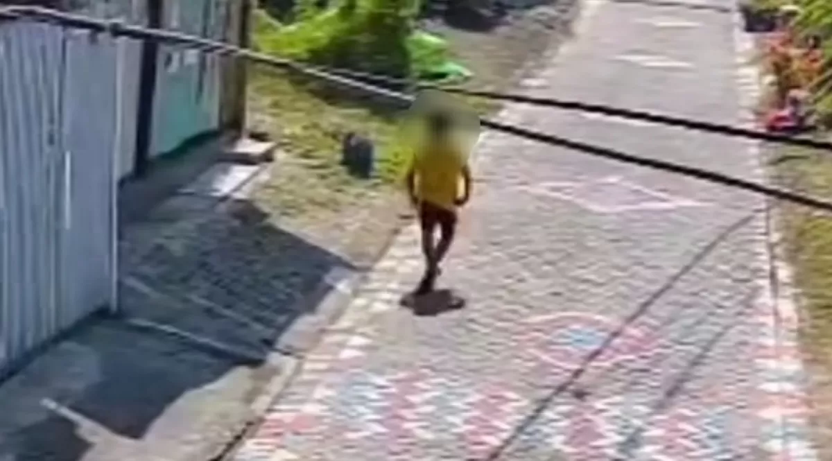 Viral rekaman yang menunjukkan terduga pelaku ke rumah korban anak disabilitas di Rungkut, Surabaya. (Threads/kakashi.77)