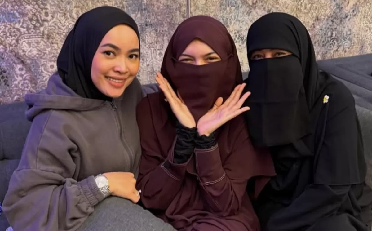 Wardatina Mawa (tengah)  bersama Umi Pipik  (Instagram @_umi_pipik_)