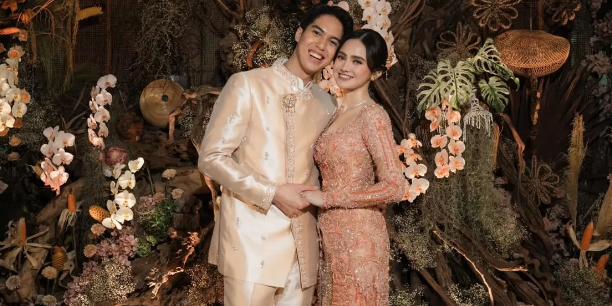 Potret acara lamaran El Rumi dan Syifa Hadju. Nampak hangat dengan nuansa tropis berhiaskan warna kuning dan peach. (Instagram/syifahadju)