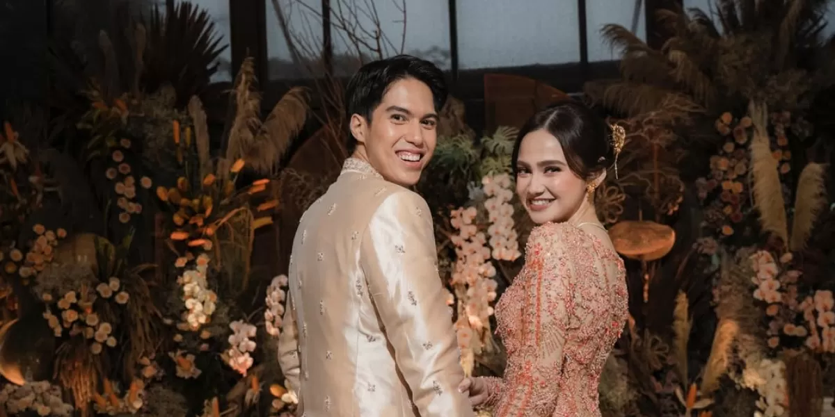 Syifa Hadju dan El Rumi berpose bahagia usai prosesi pertunangan.  (Instagram/syifahadju)