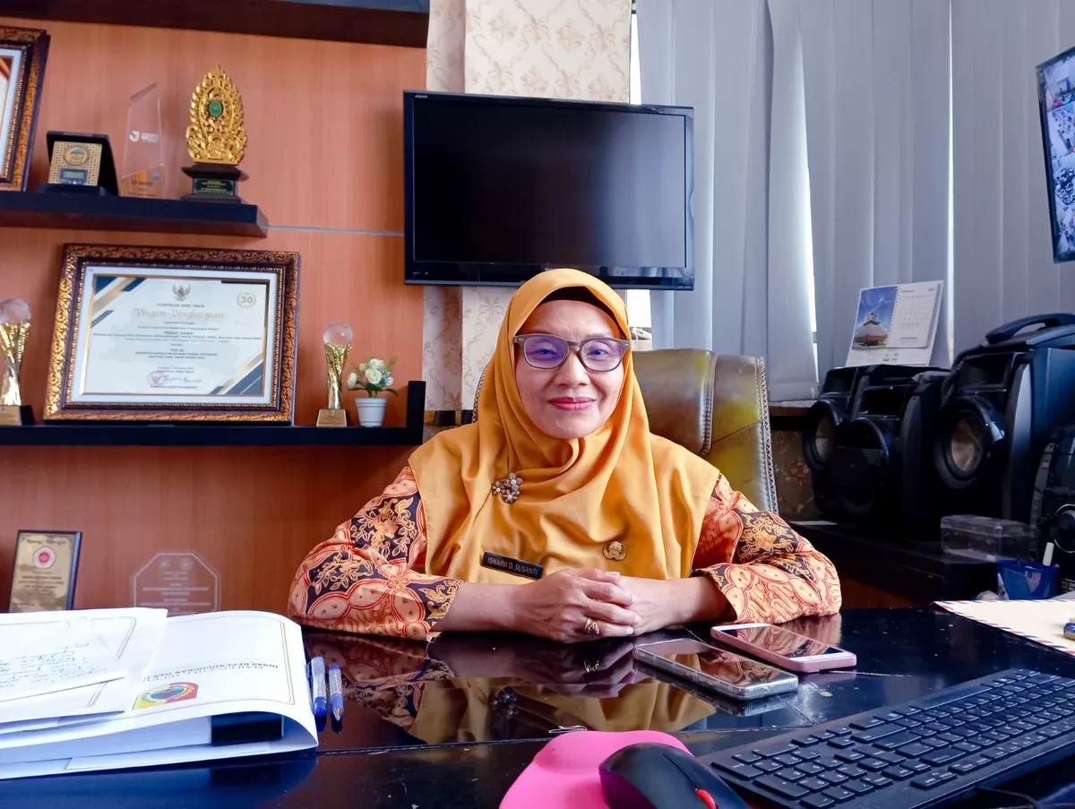 Kepala DPMPTSP Isnaini Dwi Susanti saat dikonfirmasi. (M Purnomo/SketsaNusantara.id)