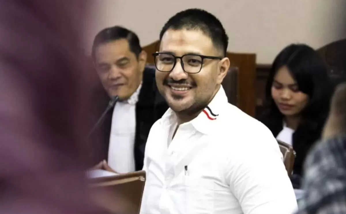 Potret Ammar Zoni setelah menjalani persidangan di PN Jakarta Pusat terkait kasus narkoba yang menjeratnya. (Instagram/lambegosiip)