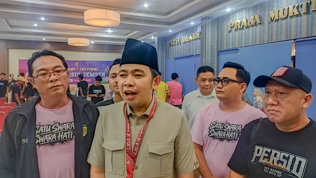 Bupati Jember Muhammad Fawait bersama Ketua Yayasan Persid. (Dok Diskominfo Jember)