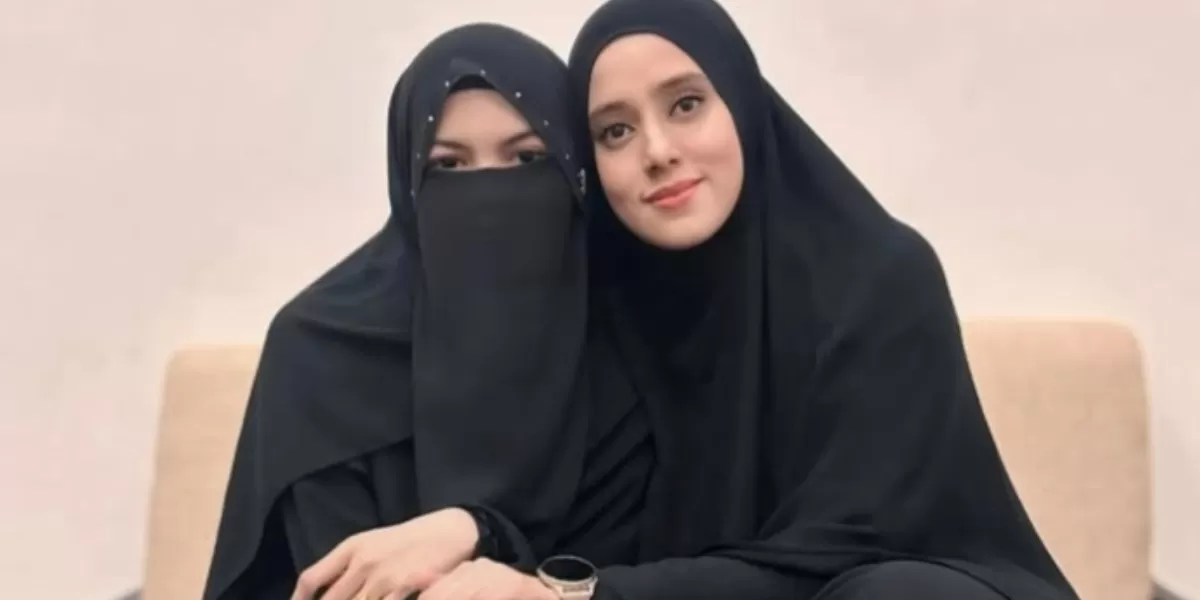 Wardatina Mawa (kiri) dan salah satu sahabatnya, Fairuz A Rafiq  (Instagram @fans.wardatinamawa)