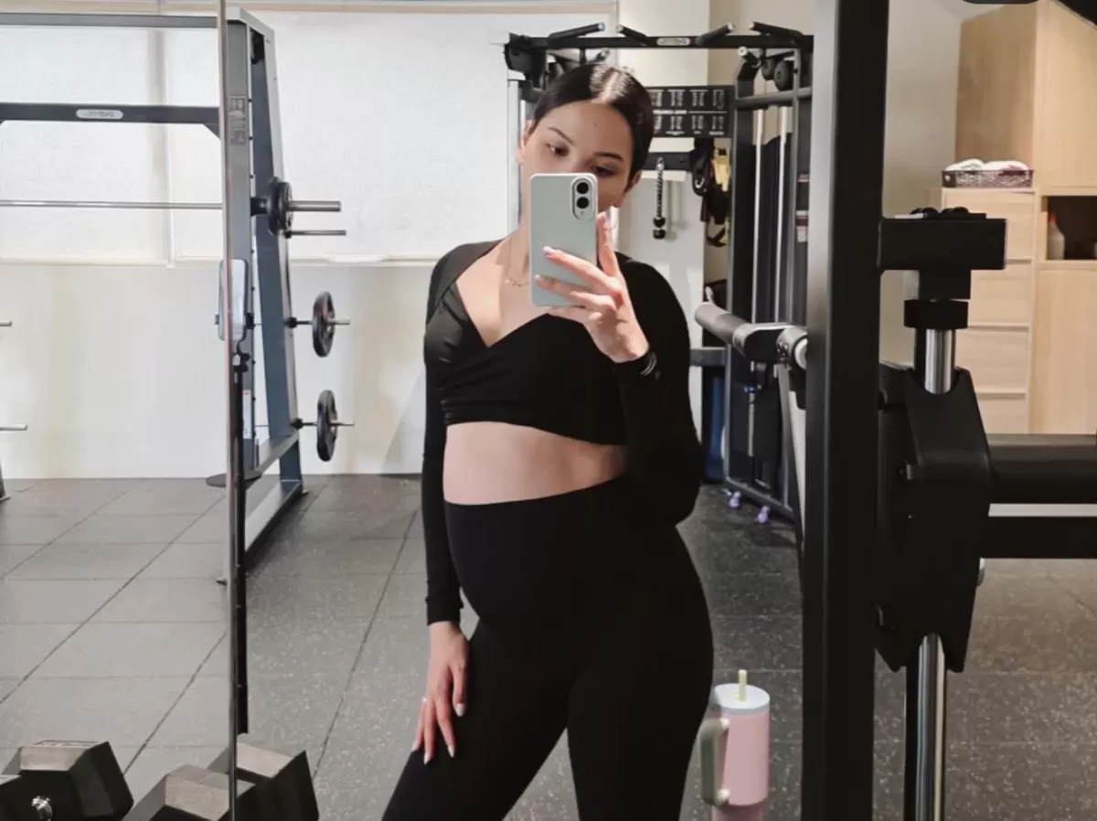 Potret Alyssa Daguise yang tetrp rajin olahraga meski hamil. (Instagram/@alyssadaguise)