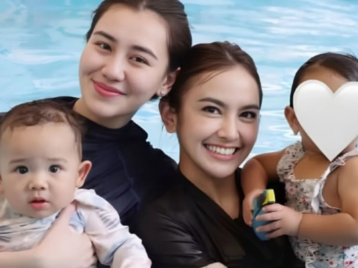 Potret Aaliyah Massaid dan Mahalini yabg mencuri perhatian saat mendampingi anak-anaknya belajar renang. (TikTok/@thariqhalilintar)