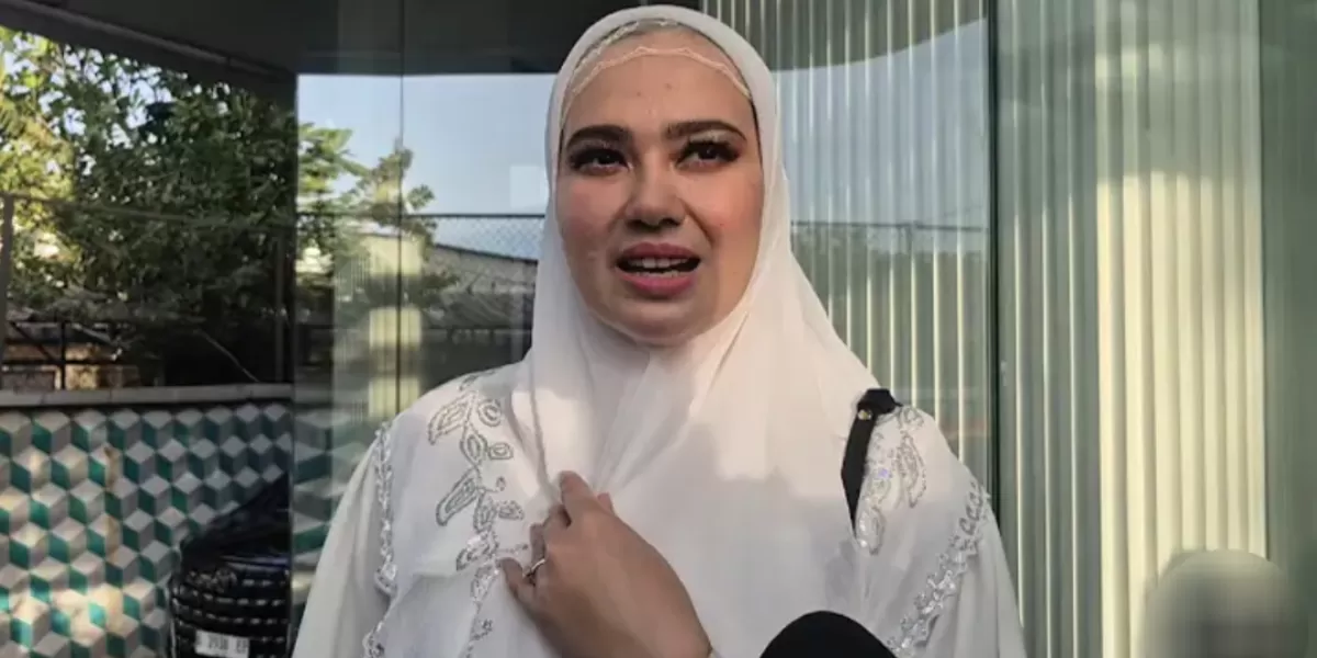 Catherine Wilson dengan hijab (YouTube Reyben Entertainment )