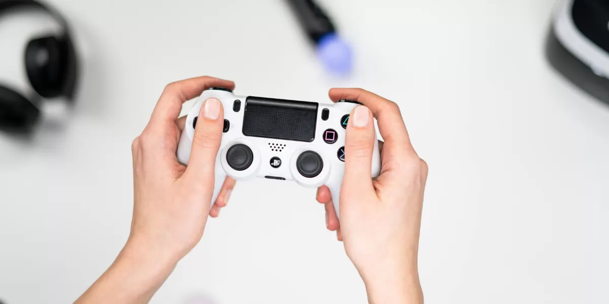 Ilustrasi main game seharian saat puasa Ramadhan. (Pexels/cottonbro studio)