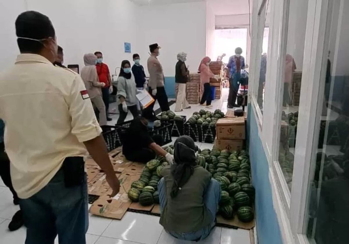 Para petugas gabungan saat menggelar sidak SPPG (Dok Pemkab Jember)