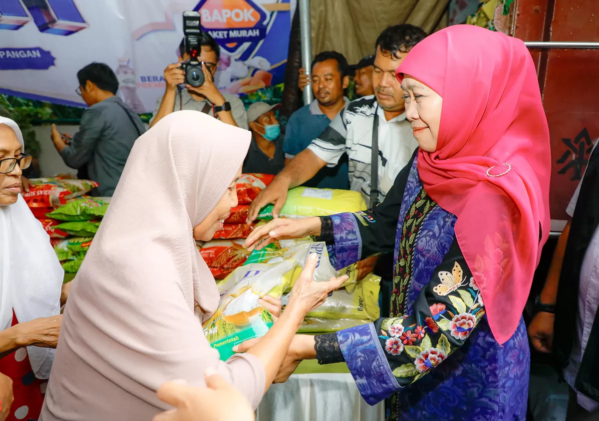 Gubernur Jatim Khofifah Indar Parawansa saat bertemu warga. (Dok Pemprov Jatim)