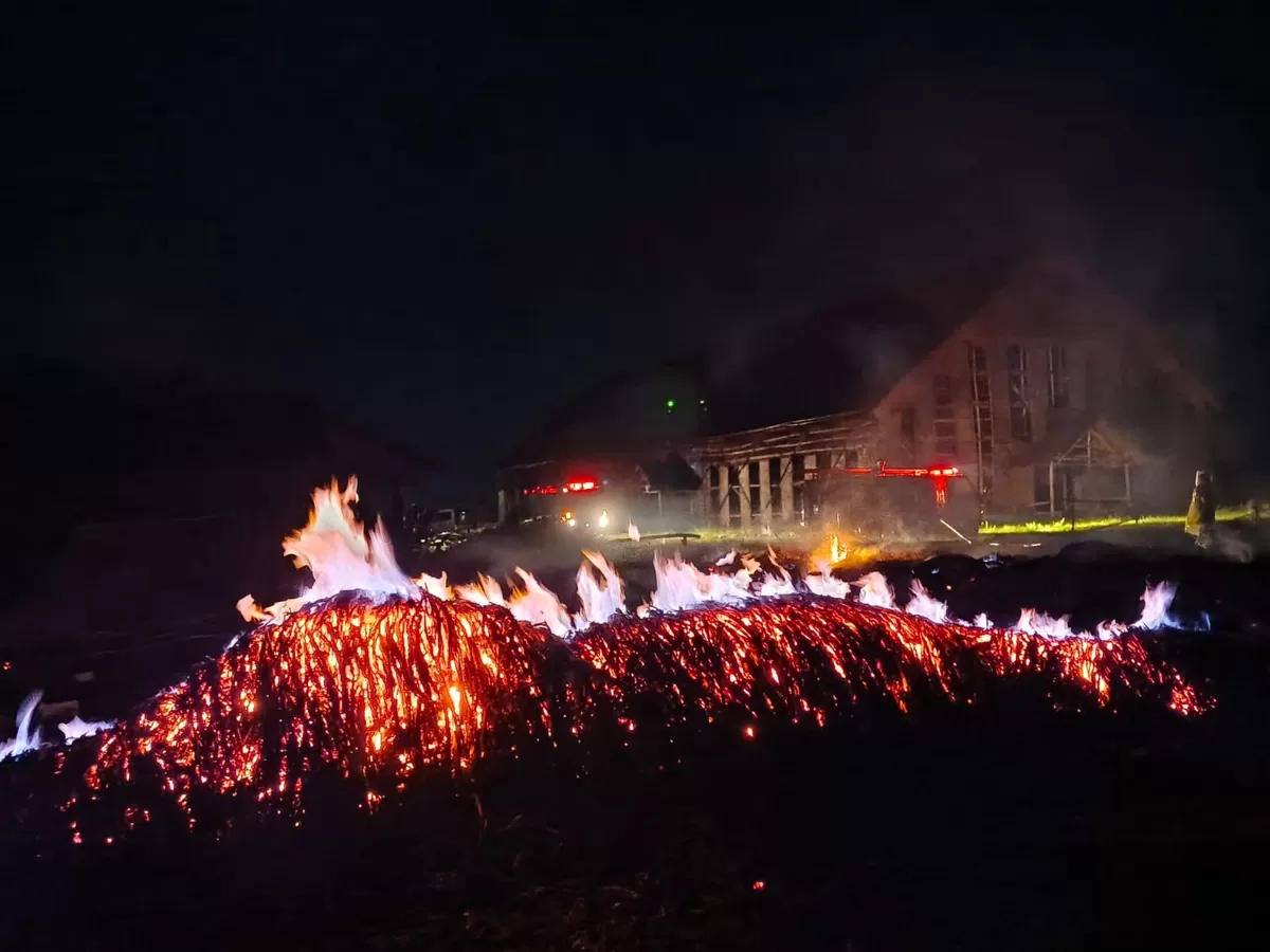 Kondisi gudang tembakau yang terbakar ludes (Faceboook/@damkarpenyelamatanjember)