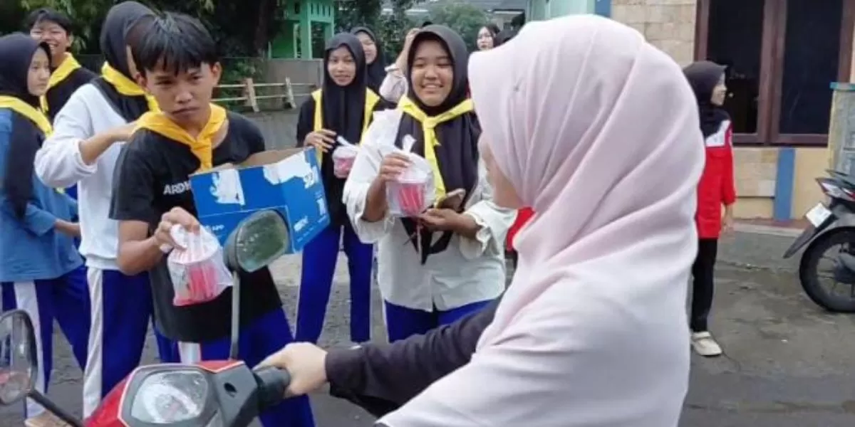 Momen berbagi takjil PMR Wira SMKN 1 Jember (Dok. SMKN 1 Jember)