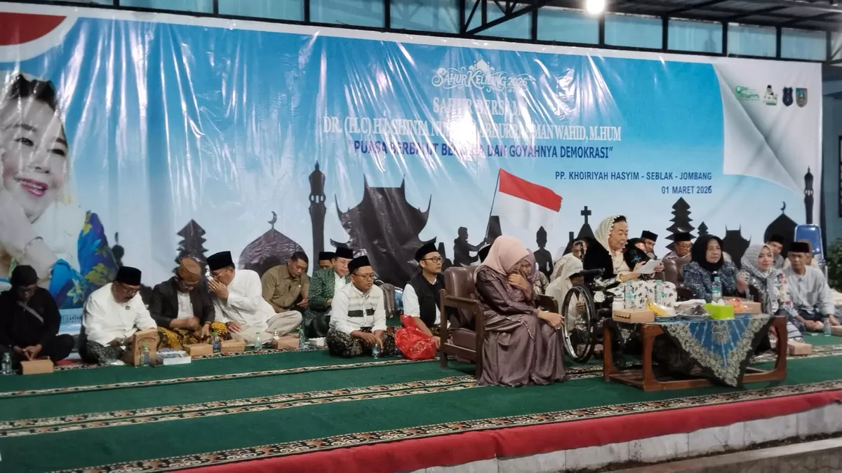 Istri Presiden RI ke 4 Nyai Sinta Nuriyah hadir di tengah acara sahur keliling bersama dhuafa dan kaum marginal di Ponpes Seblak, Diwek, Jombang. (SketsaNusantara.id)