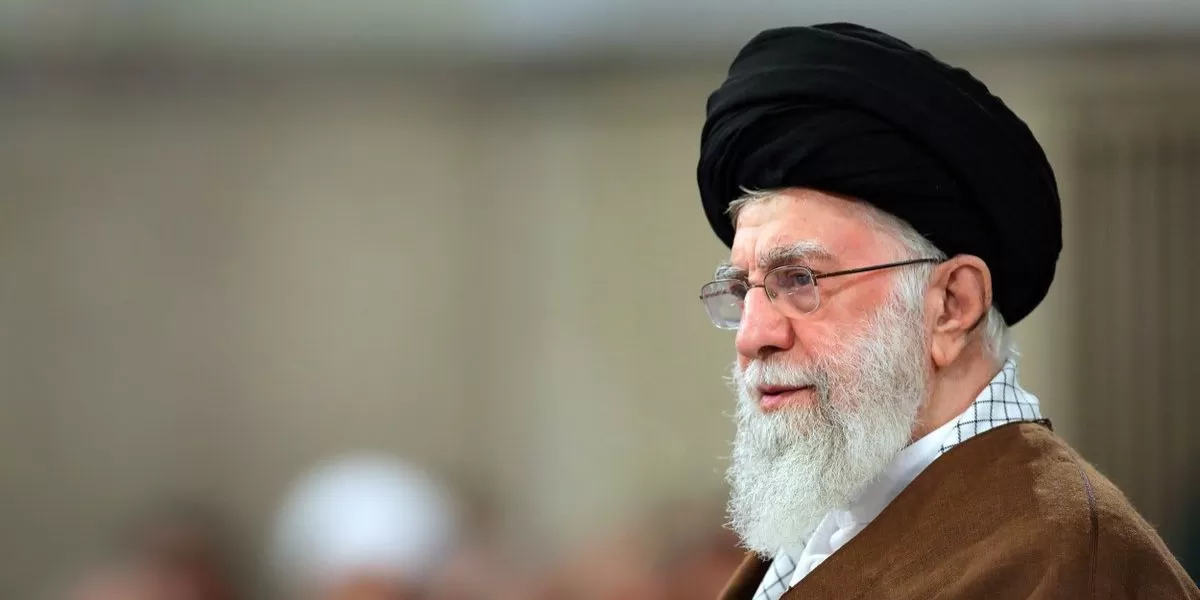 Sosok Ayatollah Ali Khamenei, Pemimpin Tertinggi Iran yang gugur dibunuh AS-Israel. (X/@khamenei_ir)