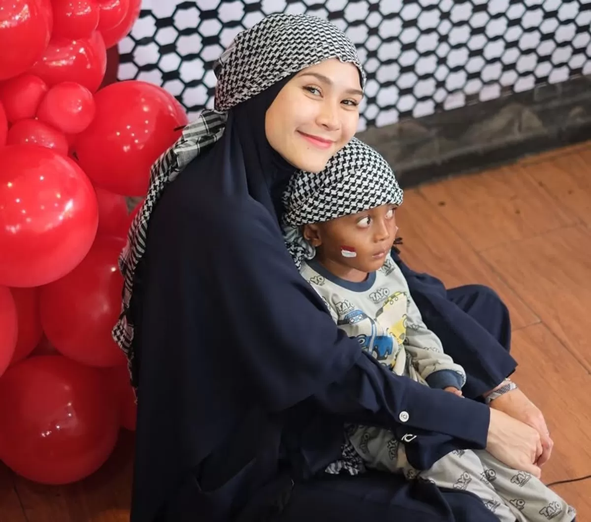 Zaskia Adya Mecca singgung serangan Israel dan Amerika ke Iran sambil bercerita pengalamannya saat melihat langsung rudal yang terbang di kawasan Masjid Al Aqsa, Palestina.  (Instagram.com/@zaskiaadyame)