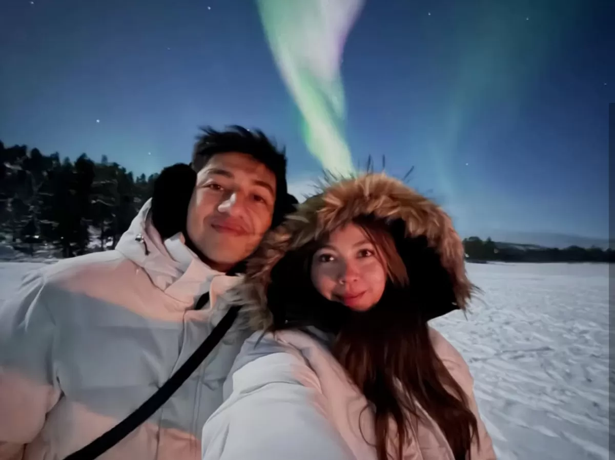 Potret Haviza Devi Anjani dan Harris Vriza dengan pemandangan Aurora Borealis. (Instagram/@havizadevianjani)