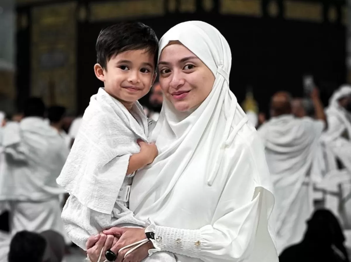 Potret Nathalie Holscher umrah bersama Adzam. (Instagram/@nathalieholscher)