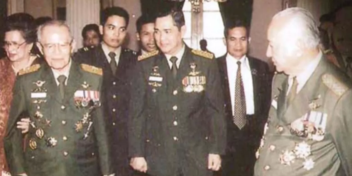 Try Sutrisno bersama Soeharto dan AH Nasution  (Facebook @nostalgia era 80-an)