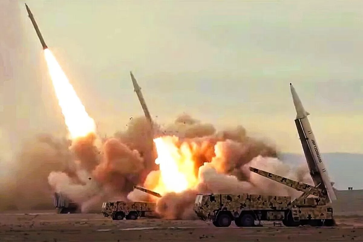 Iran melancarkan serangan balasan ke Israel dan pangkalan militer AS di Arab Saudi hingga Qatar dan Bahrain yang dikhawatirkan memicu Perang Dunia III (X/iranmilitary24)
