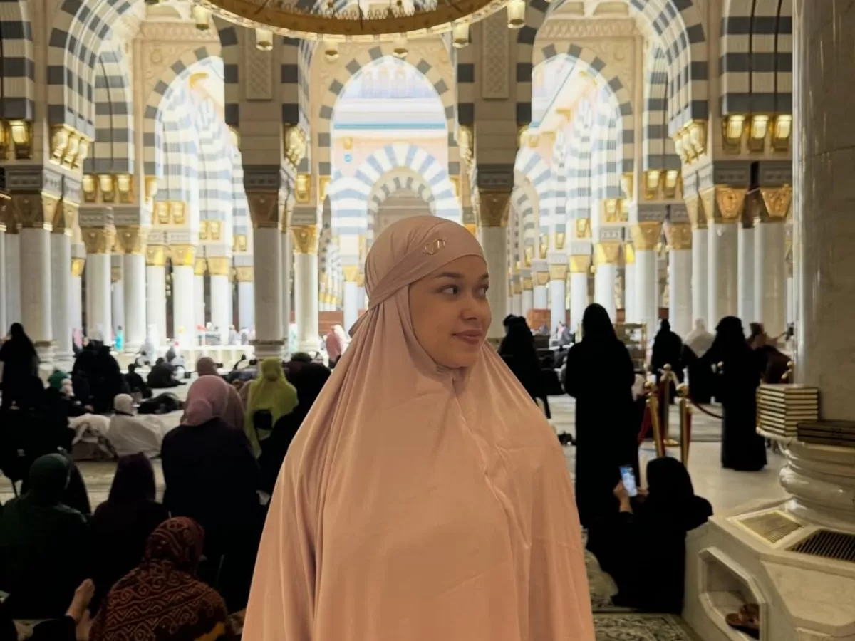 Potret Rebecca Klopper religius saat umrah. (Instagram/@rklopper)