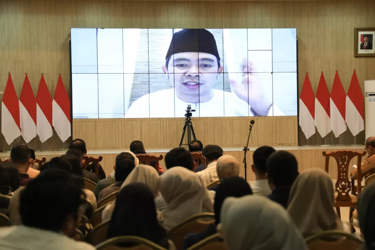 Bupati Jember Gus Fawait memberikan arahan kepada SPPG. (Dok Diskominfo Jember)