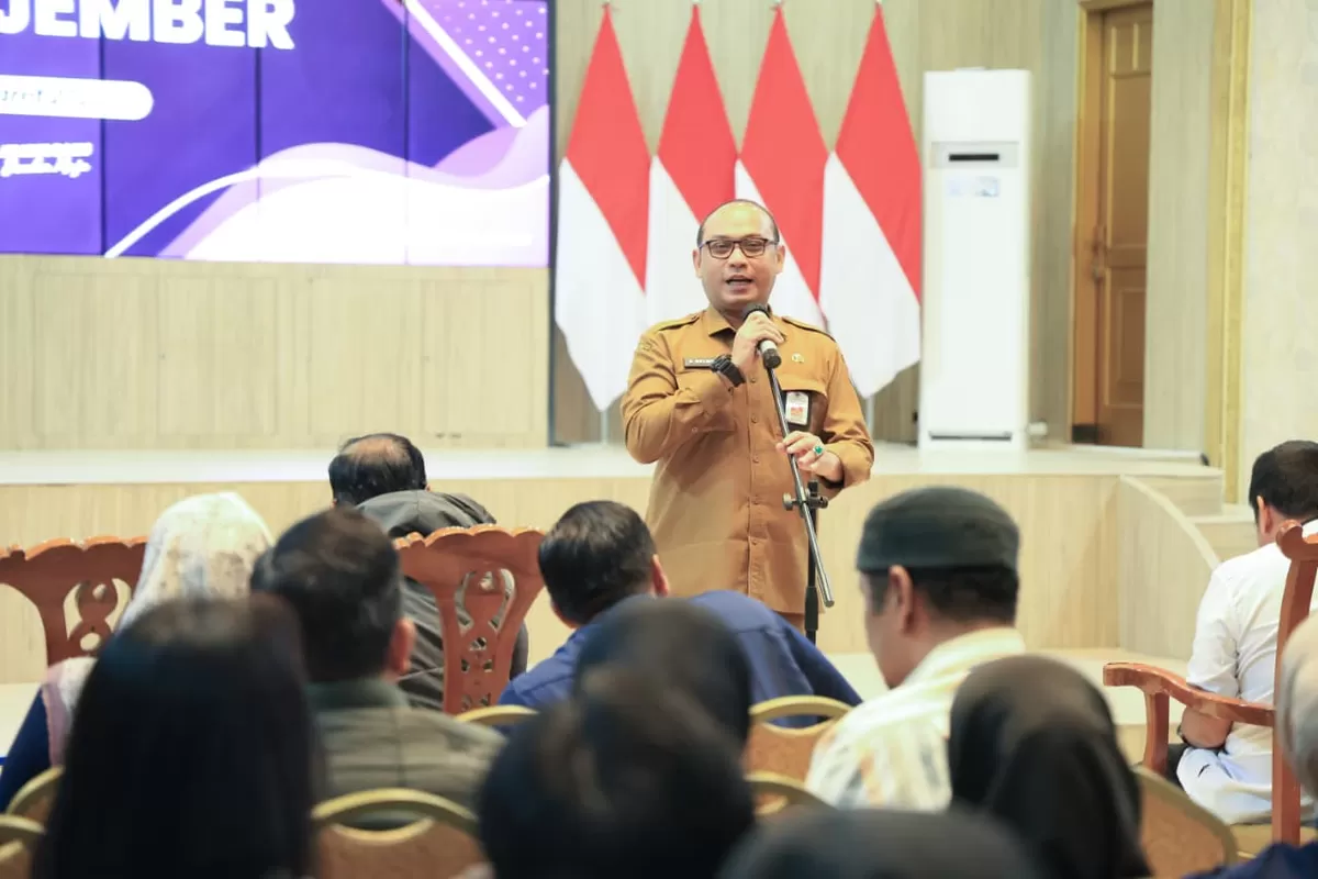 Pj Sekda Jember Helmi saat memberikan paparan. (Dok Diskominfo Jember)