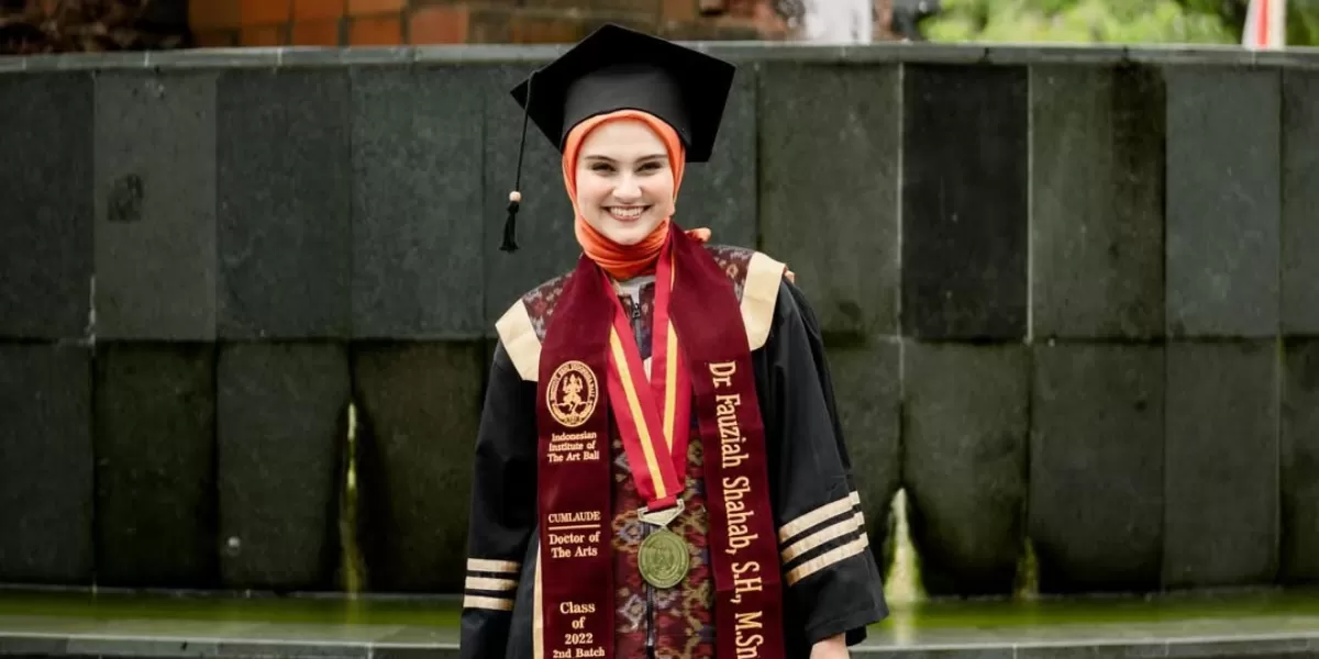 Potret Zee Zee Shahab yang telah wisuda S3. Resmi menyandang gelar Dokter di bidang seni.   (Instagram/zeezeeshahab)
