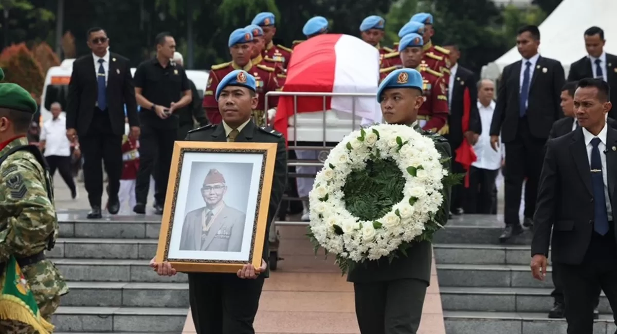 Prosesi pemakaman Jendral TNI (purn.) Try Sutrisno, pemerintah instrusikan kibarkan bendera setengah tiang sebagai penghormatan terhadap wakil presiden ke-6 RI yang wafat di usia 90 tahun (Instagram/prabowo)